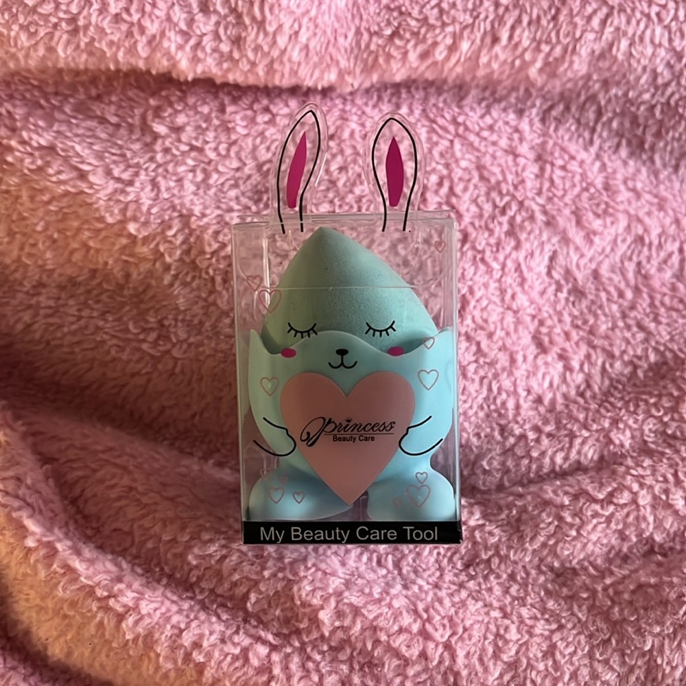 Single blending sponge with suction cup holder